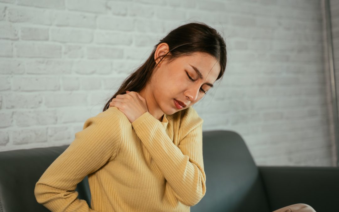 Neck and Shoulder Pain: 5 Indispensable Tips for the Busy You